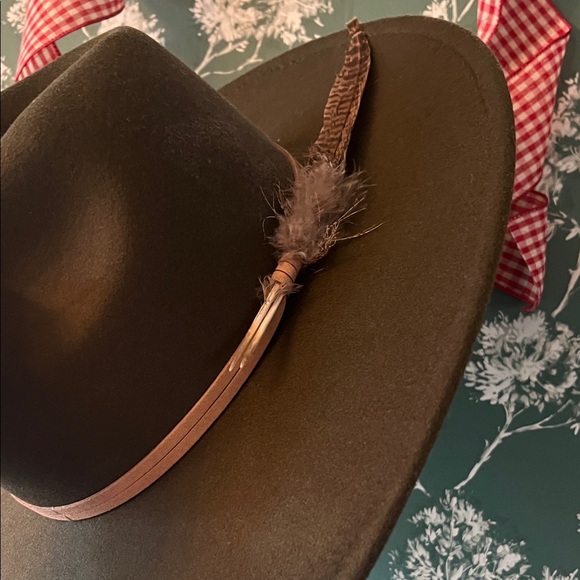 Cato Accessories - Cato wide brimmed Hat with Feather Accent